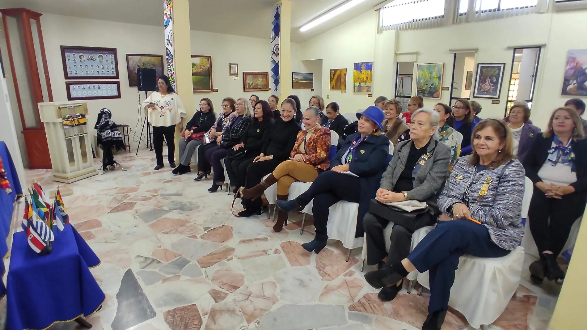 1 Las damas de la Mesa Redonda Panamericana llevaron a cabo la Junta de Programa homenajeando a Perú